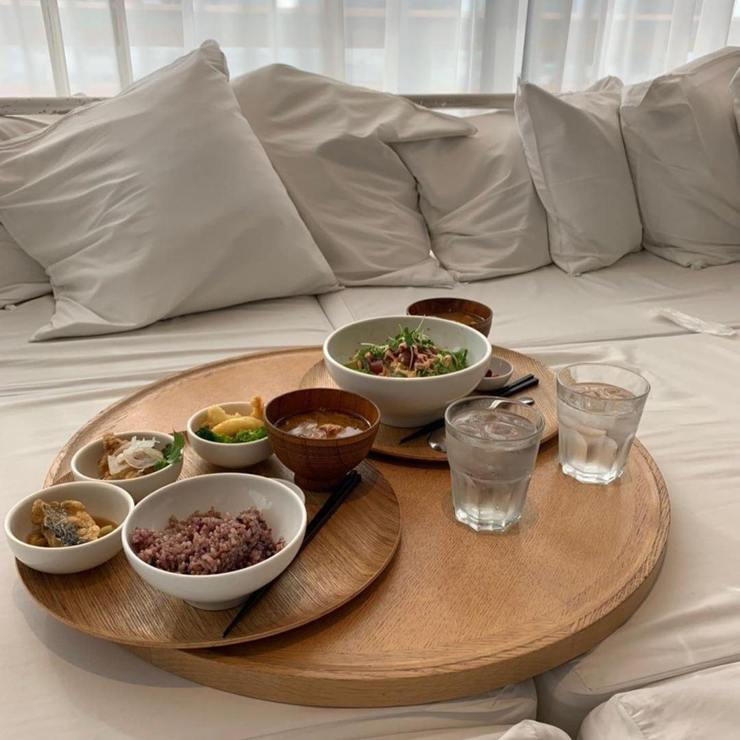 yusoshi chano-ma meals on bed