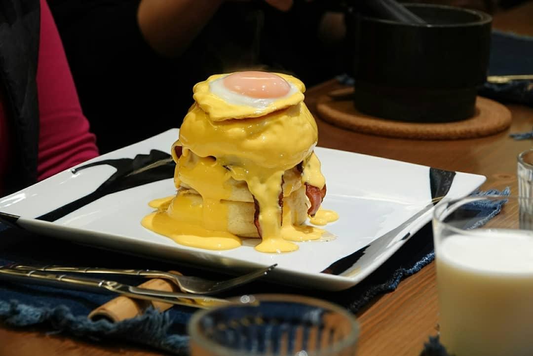 Benitsuru bacon and egg Japanese pancakes