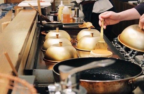 Benitsuru pancake-making 