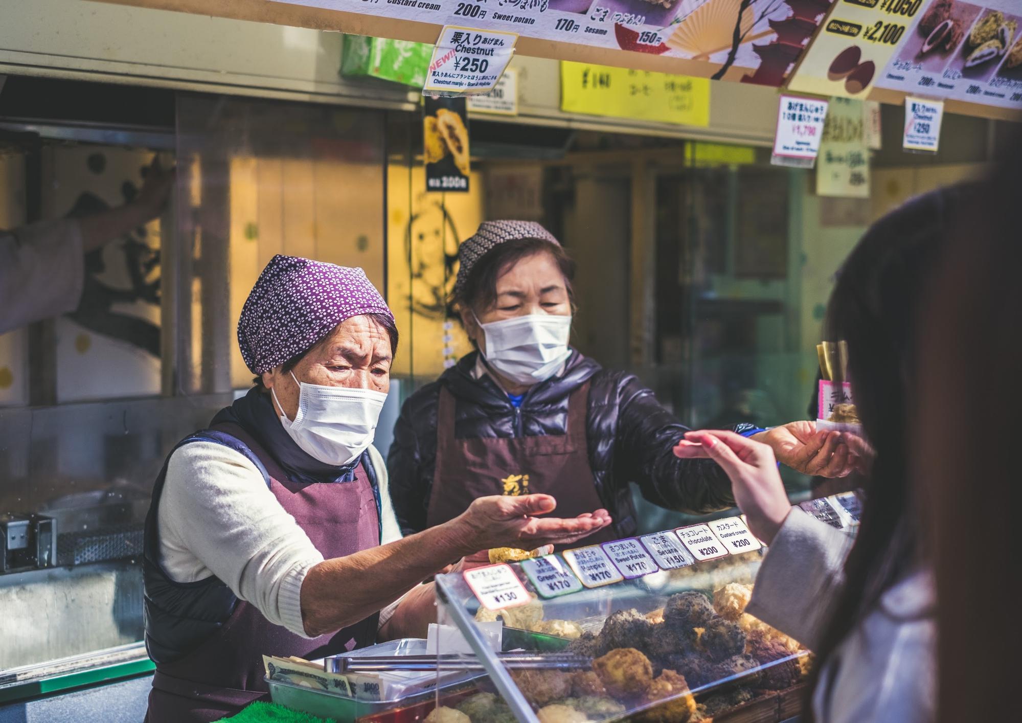 Japanese Shopping Etiquette 1