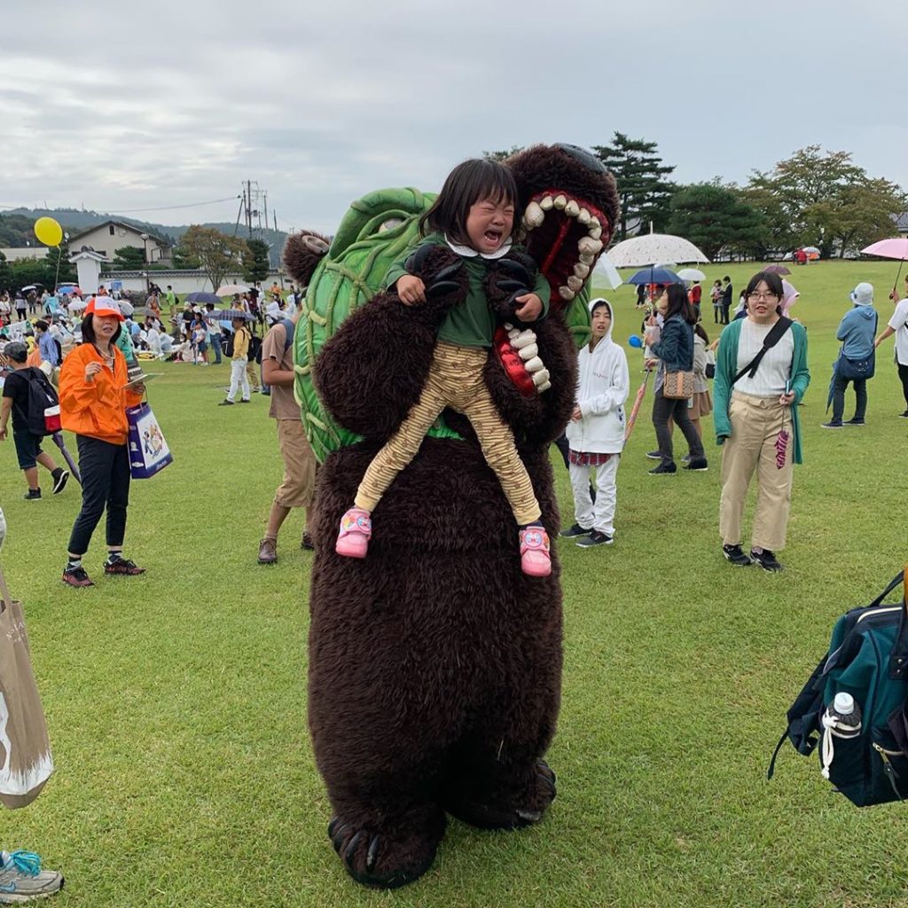 Weird Japanese mascots - Mascot making a child cry 