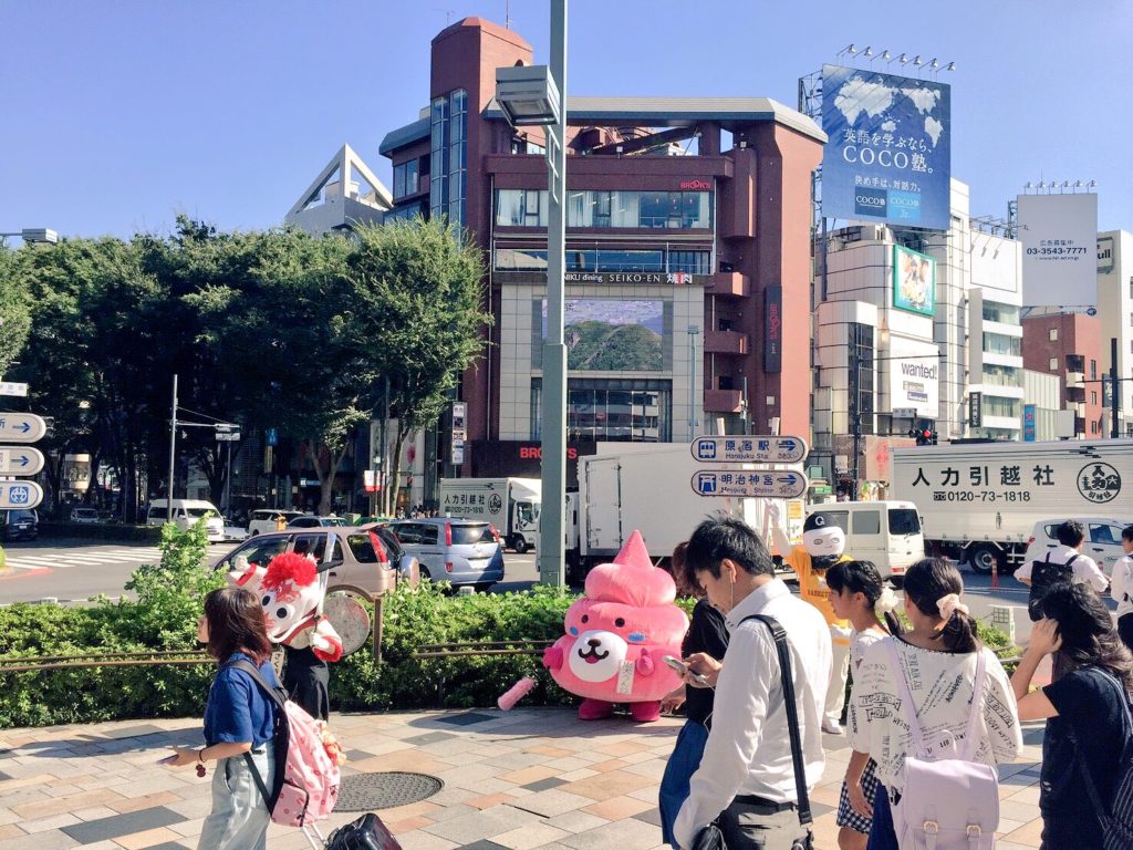 Weird Japanese mascots - Soft Kuriinu cleaning streets of Tokyo