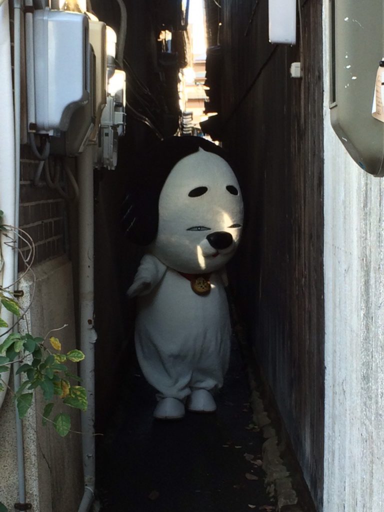 Weird Japanese mascots - Mascot in alley 