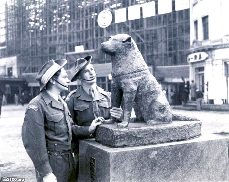 Japan Then And Now - Hachiko statue in 1955 with British soldiers 