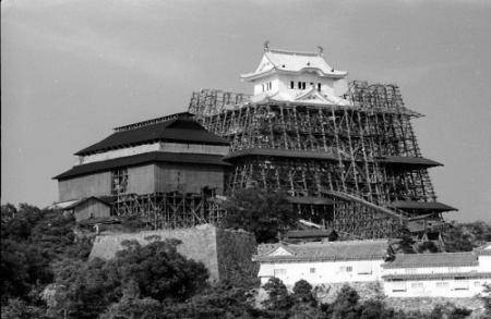 Japan Then And Now - himeji castle repair work in 1962