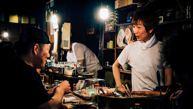 Useful Japanese tips - owner of izakaya talking to customer