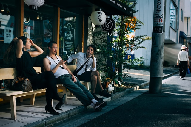 Useful Japanese tips - Japanese talking outside a cafe