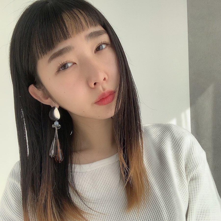japanese hairstyles - dark mid-length hair with airy blunt bangs