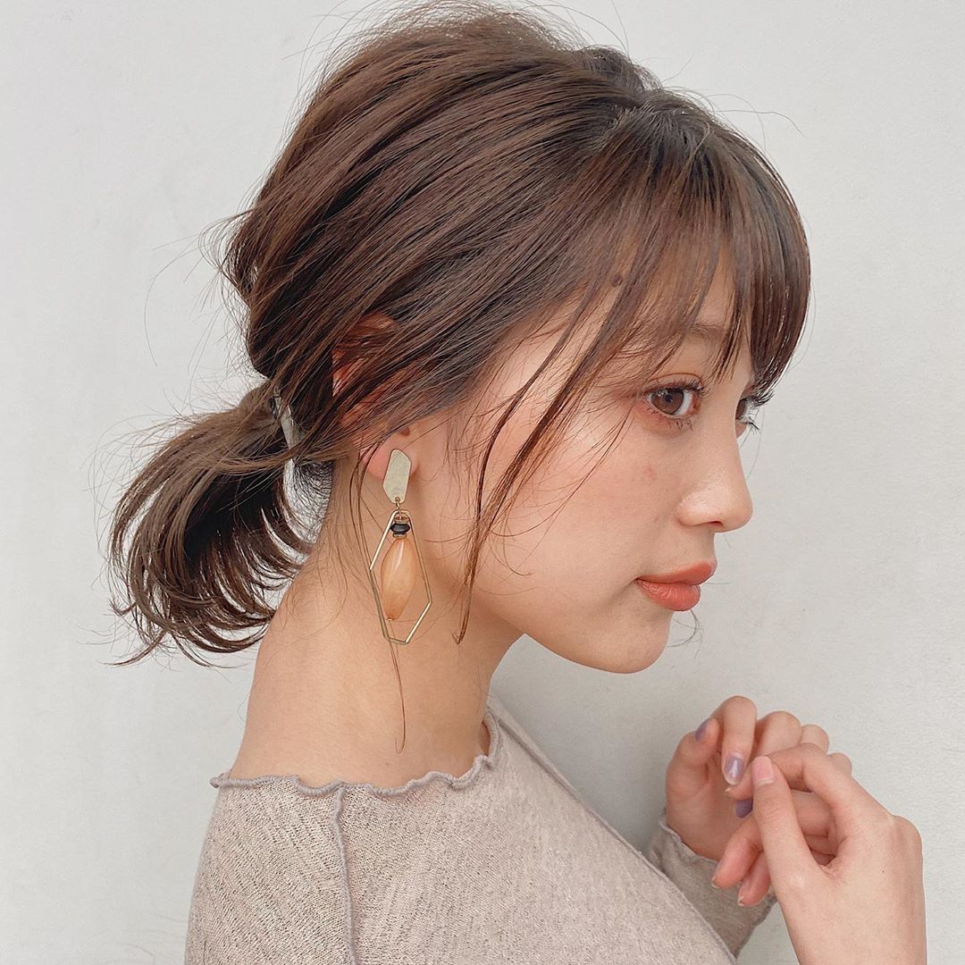 japanese hairstyles - soft greige low ponytail