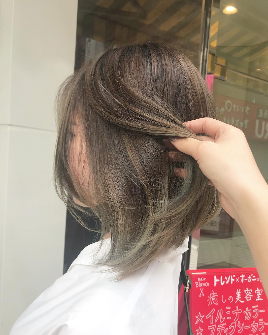 japanese hairstyles - wavy cool-tone milk tea beige lob
