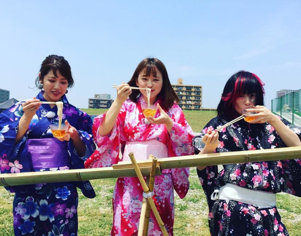 Things to do in Japan in summer - girls in yukata eating nagashi somen