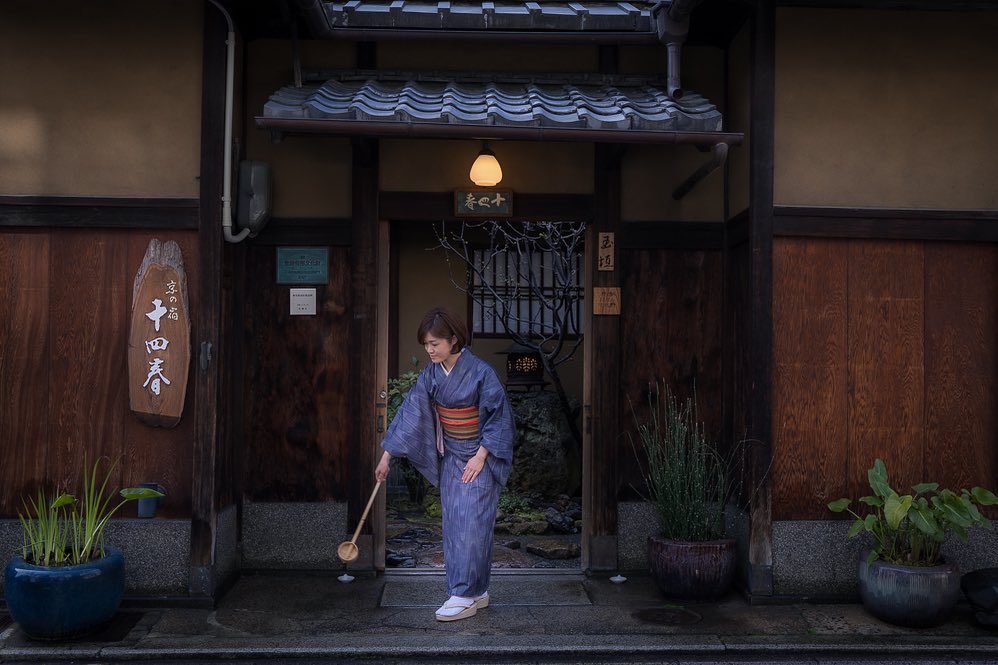 Mysteries in Japan - uchimizu 