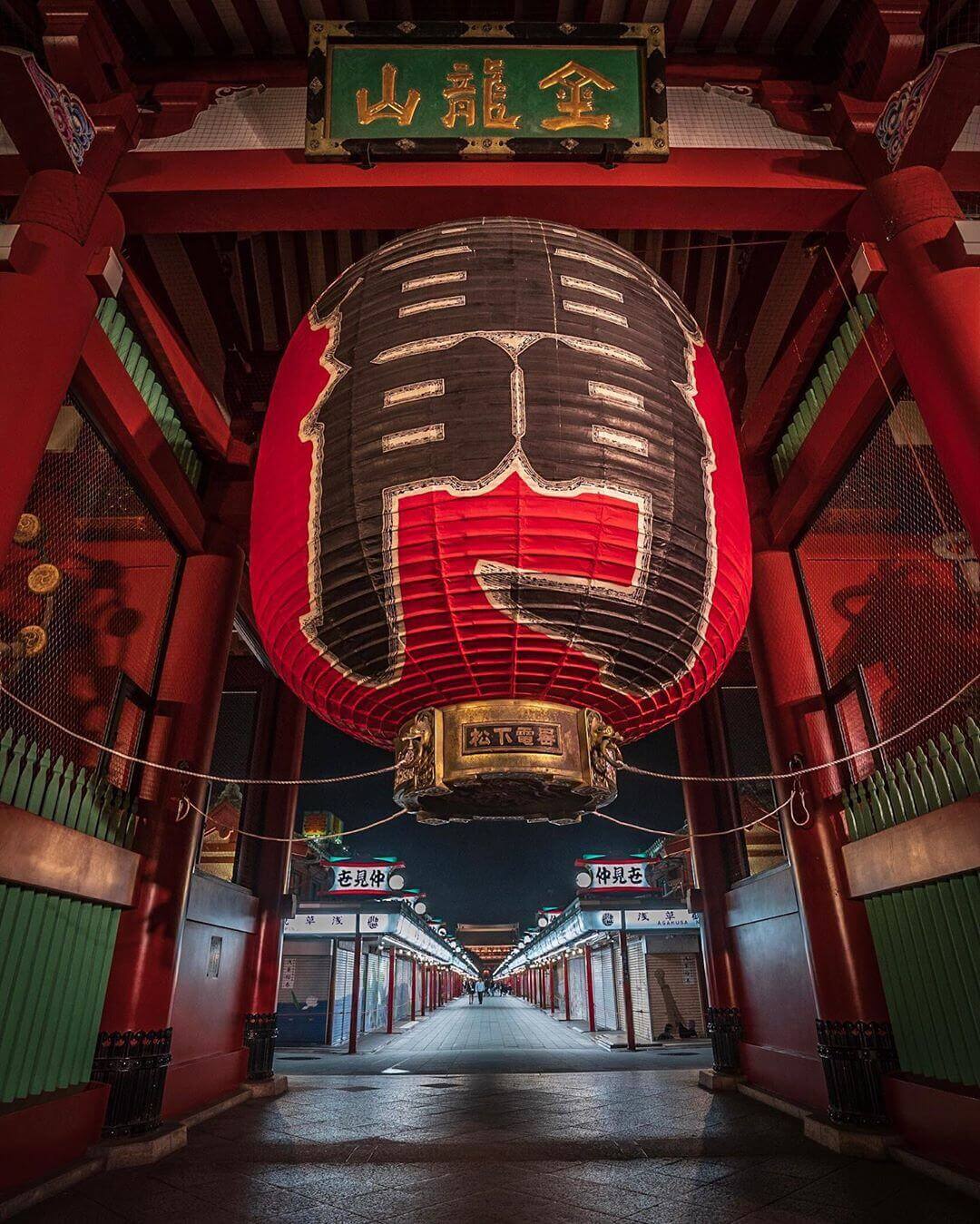 free tokyo walking tours - kaminarimon gate