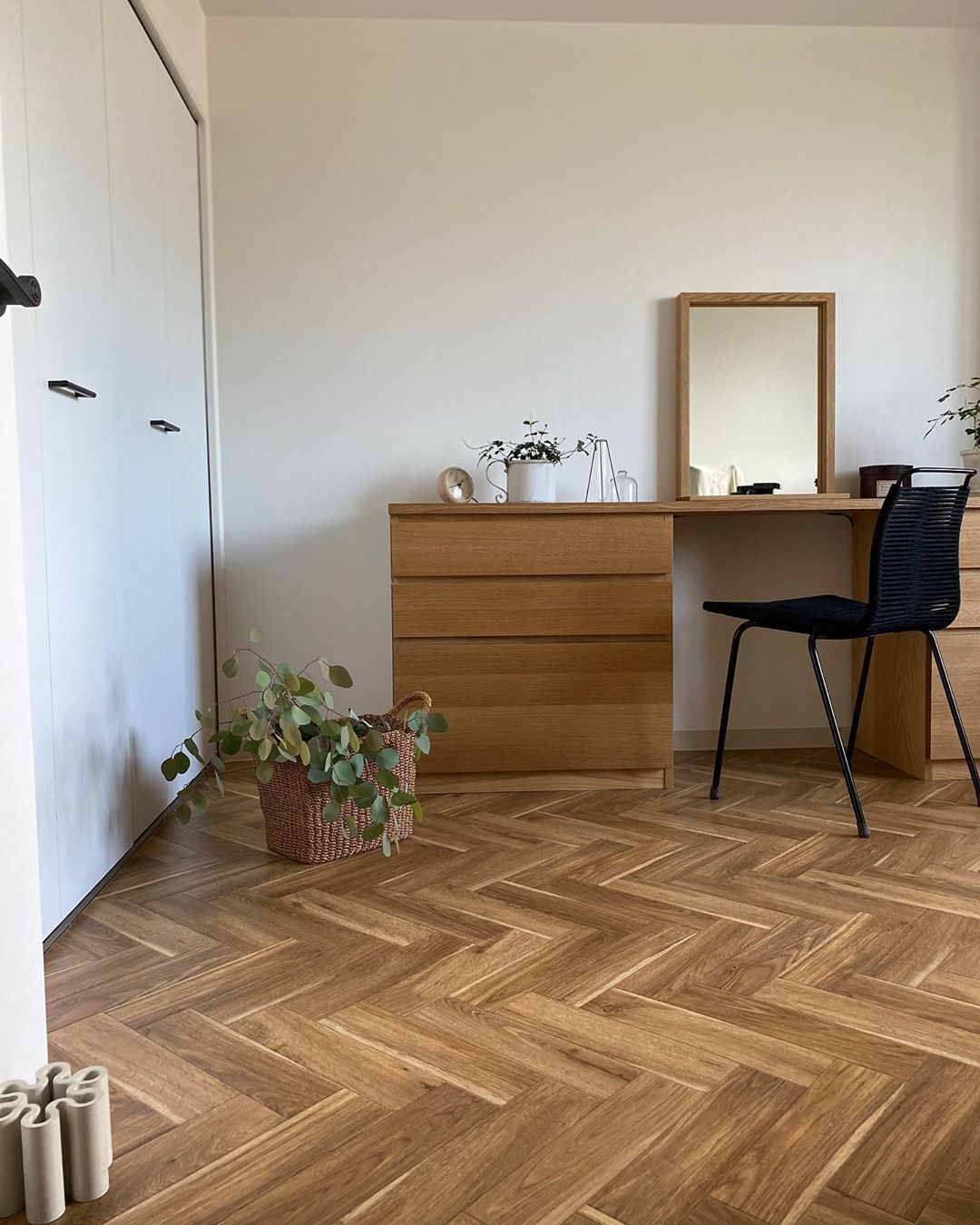 japanese home decor - bedroom with wood flooring