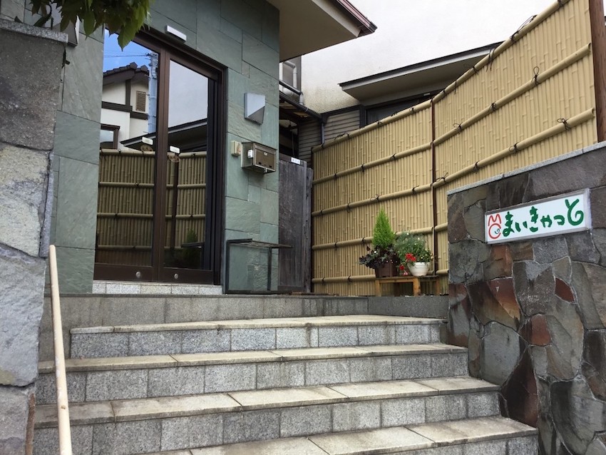 My Cat Yugawara - entrance of ryokan