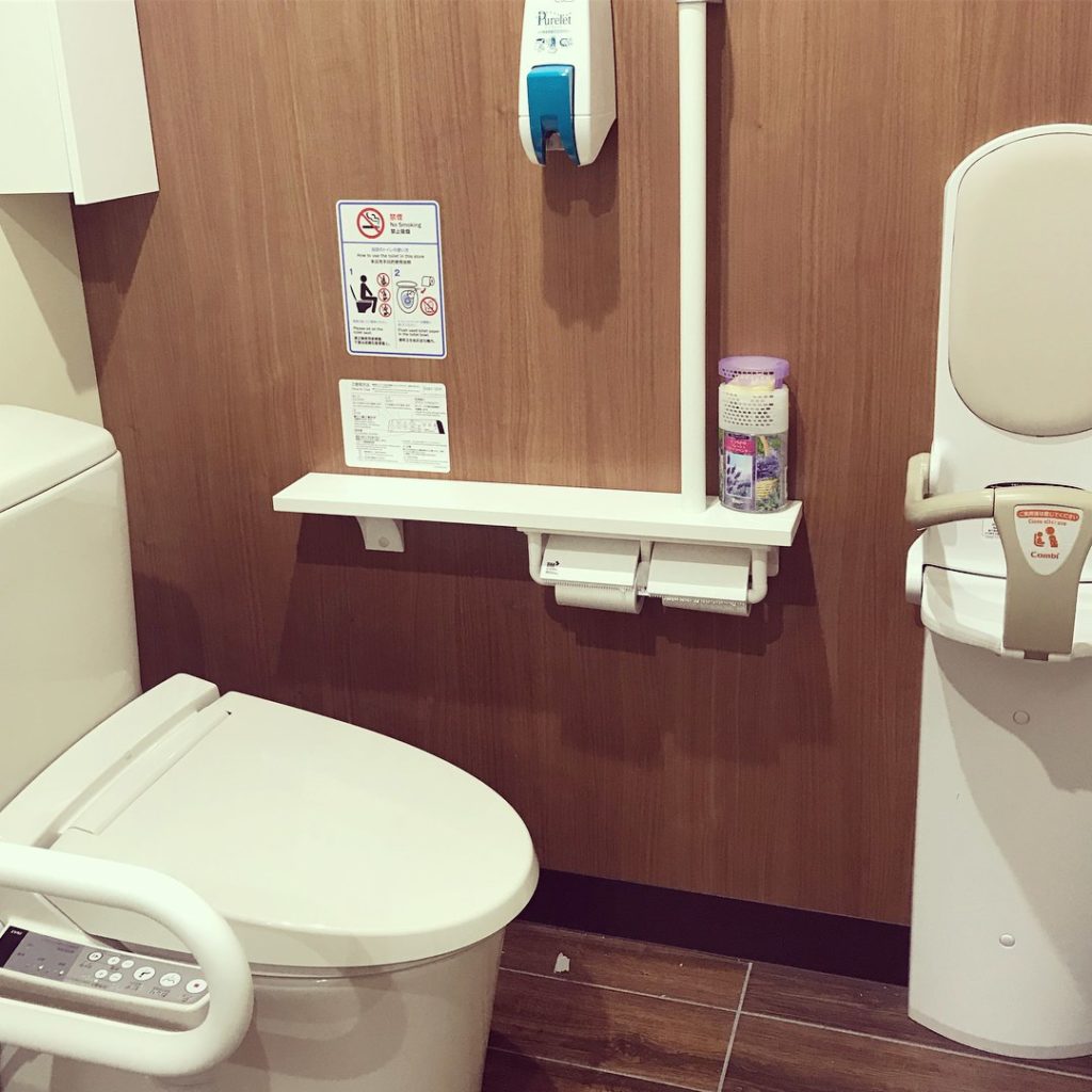 Konbini - toilet in lawson