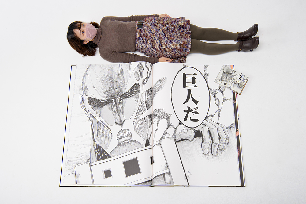 Attack On Titan colossal manga - woman lying next to colossal manga