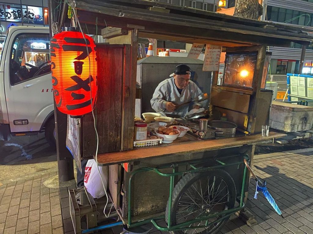 Sacchan Yatai - owner preparing ramen from mobile cart