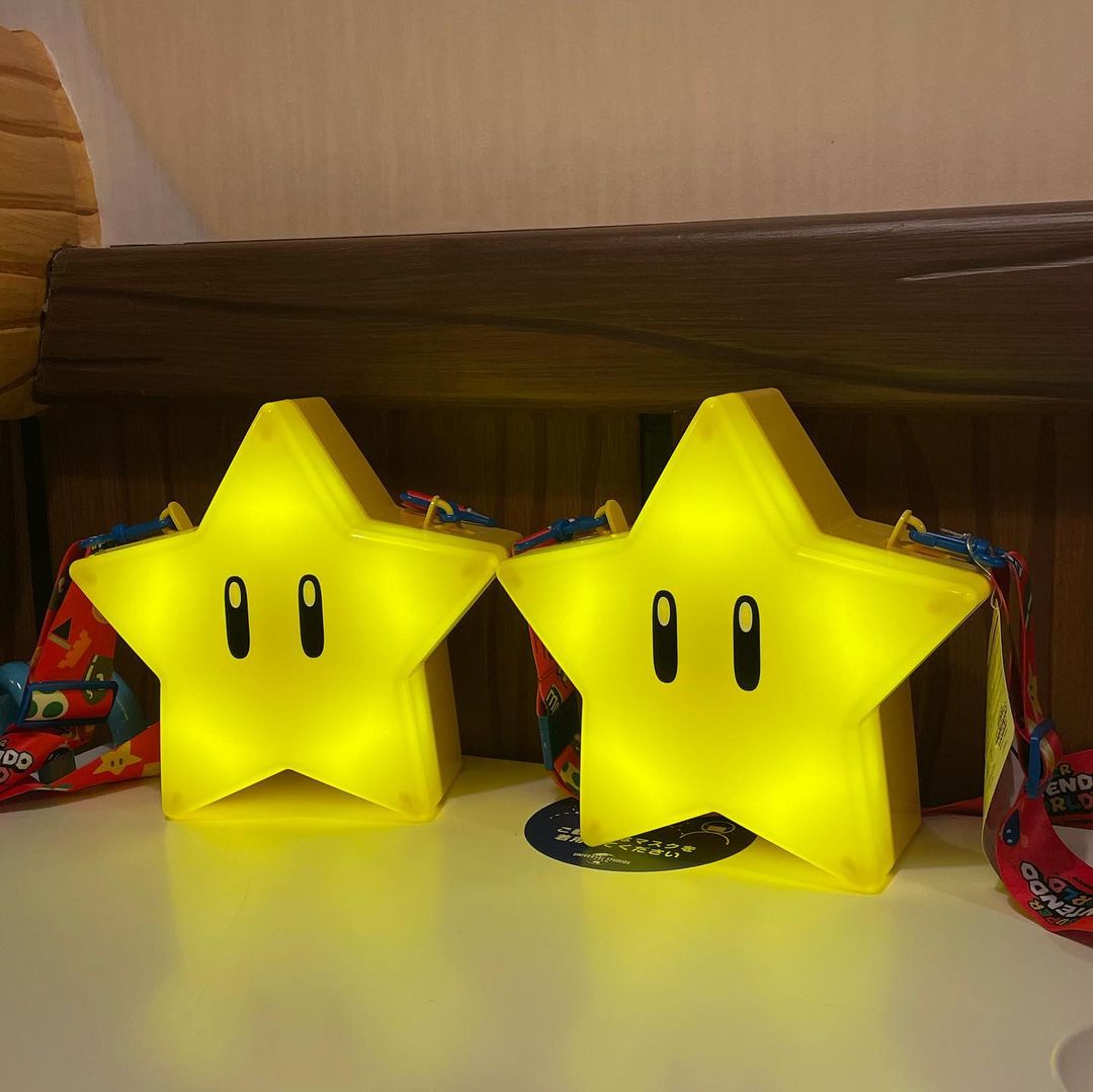 2 lit Super Star popcorn boxes