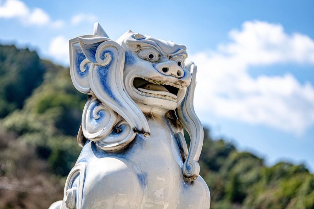 Tozan Shrine - porcelain komainu