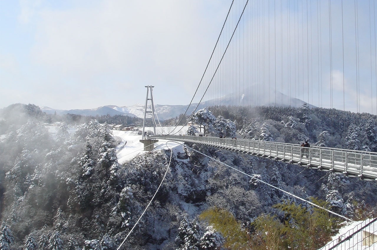 Kokonoe Yume Suspension Bridge - winter bridge