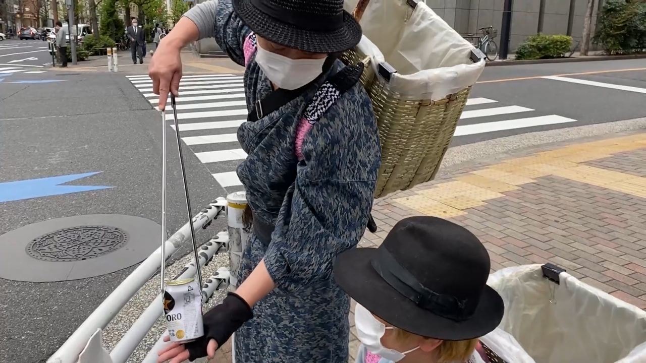 samurai trash collectors - picking up drink can