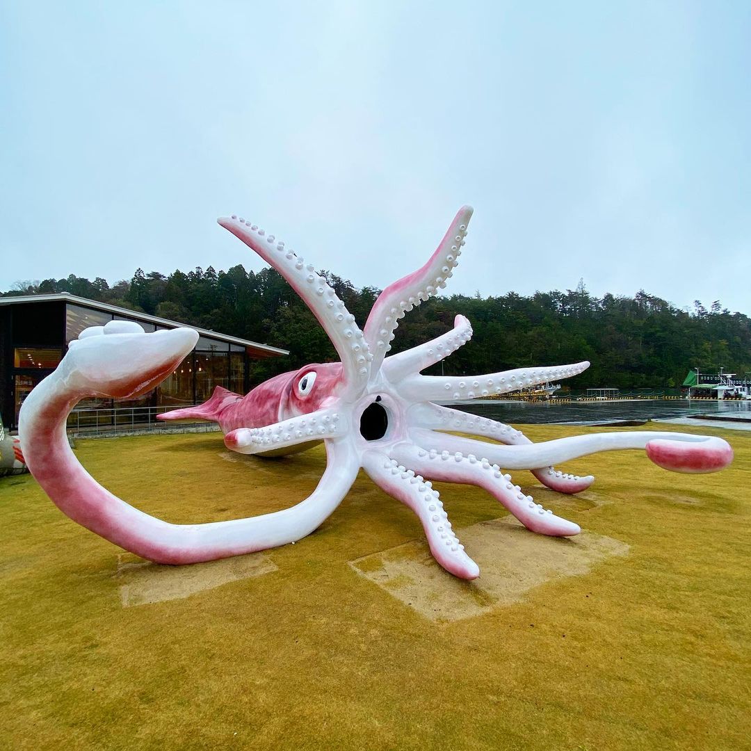 squid statue noto - overview