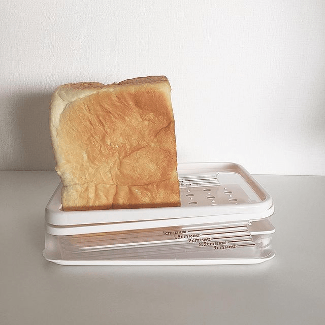 japanese bread slicer - preparing to slice