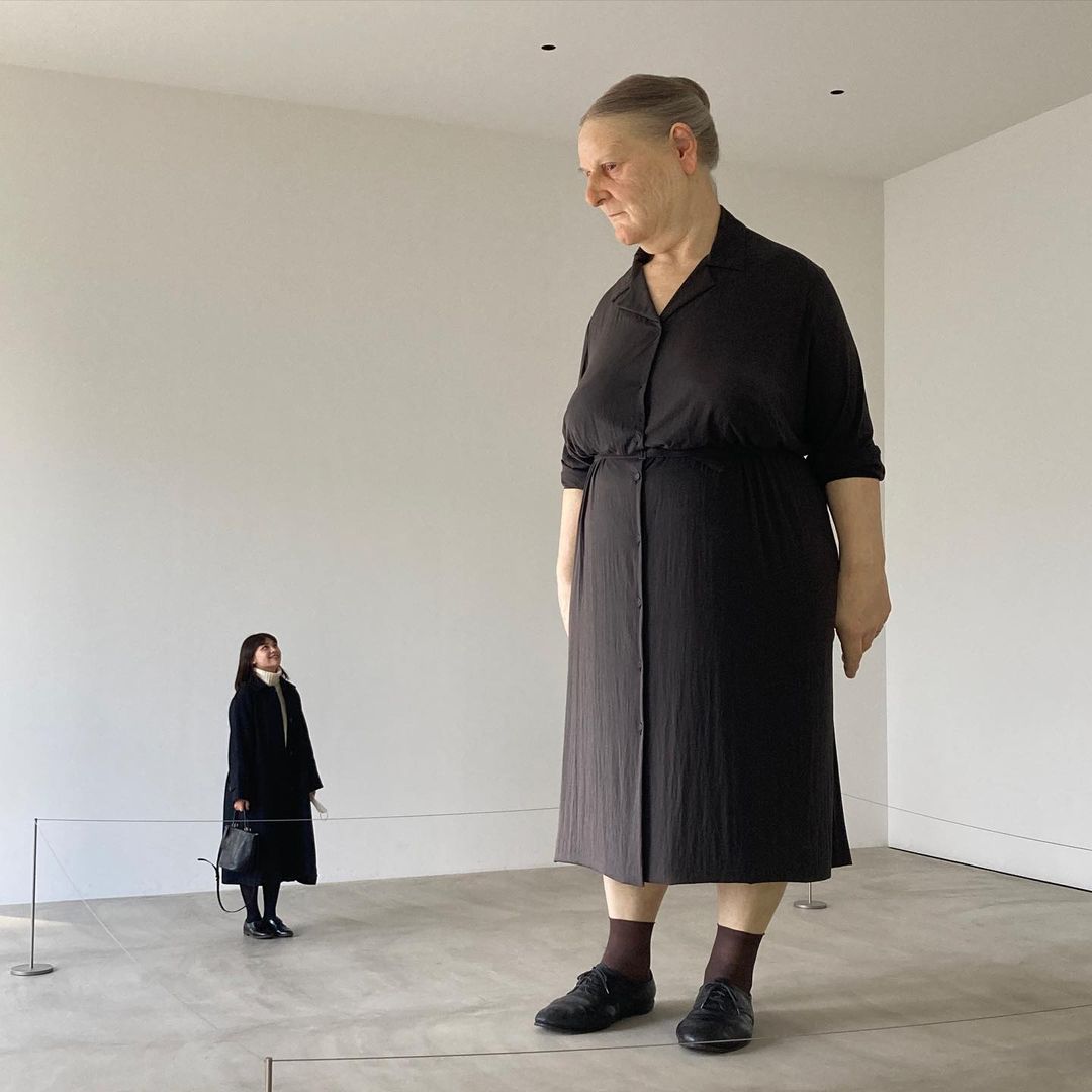 Art museums in Japan - “Standing Woman” by Ron Mueck