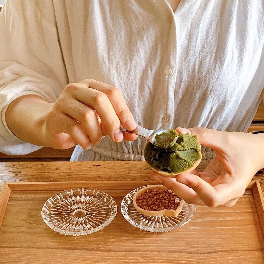 Wagashi - monaka filling