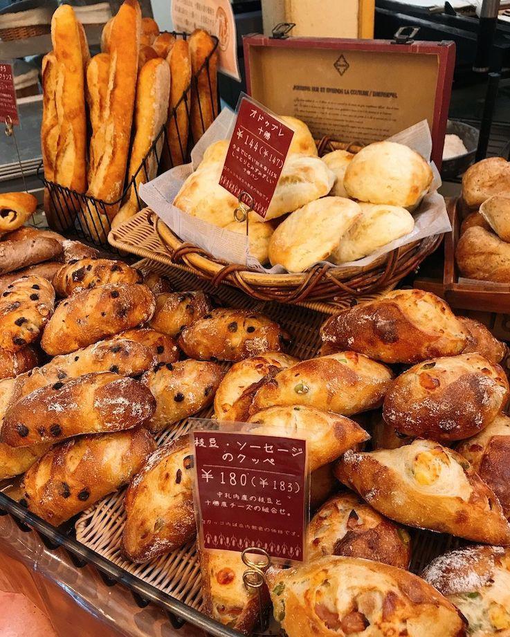 Bakeries in Hokkaido - Masuya Mugioto Bakery's variety of bread 