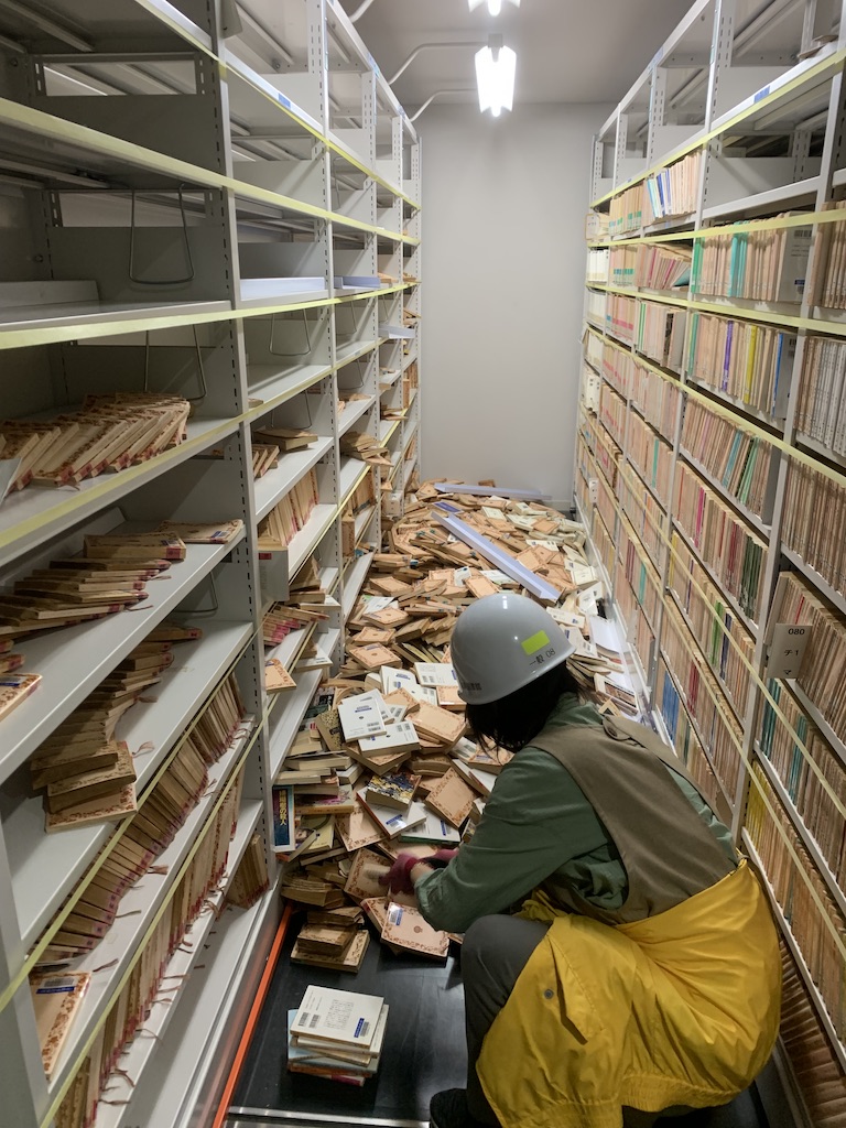 Miyagi Prefectural Library closes - staff picking up books