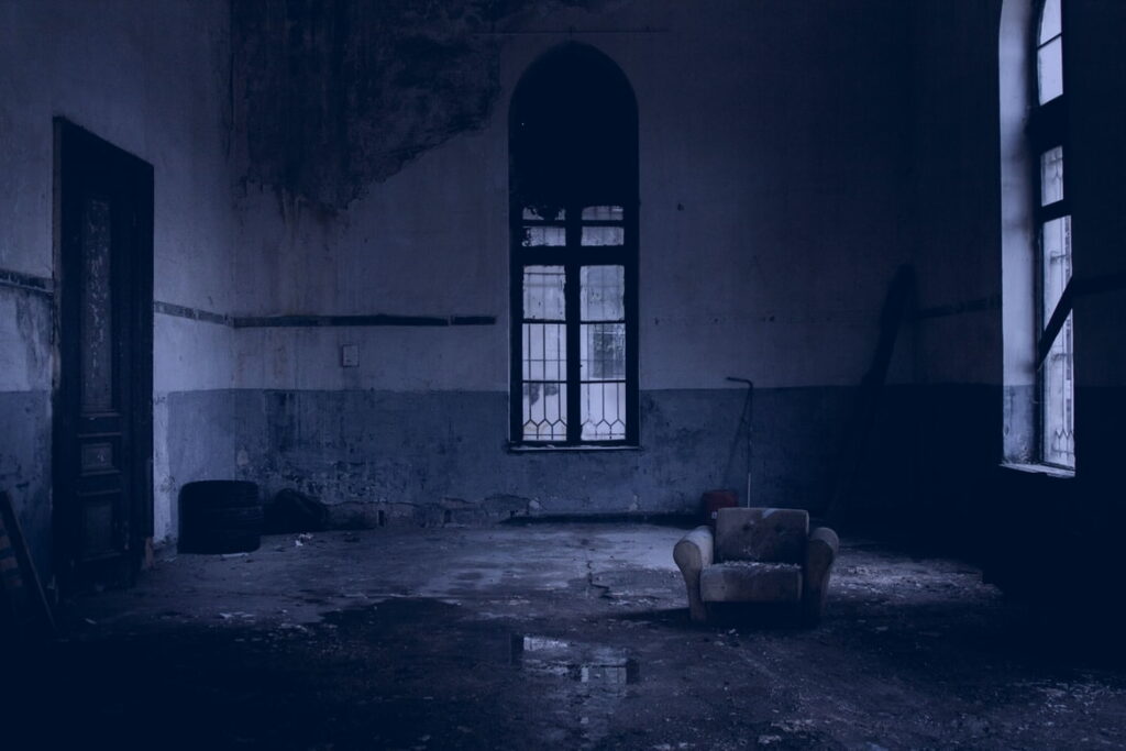 japanese horror stories - creepy abandoned room