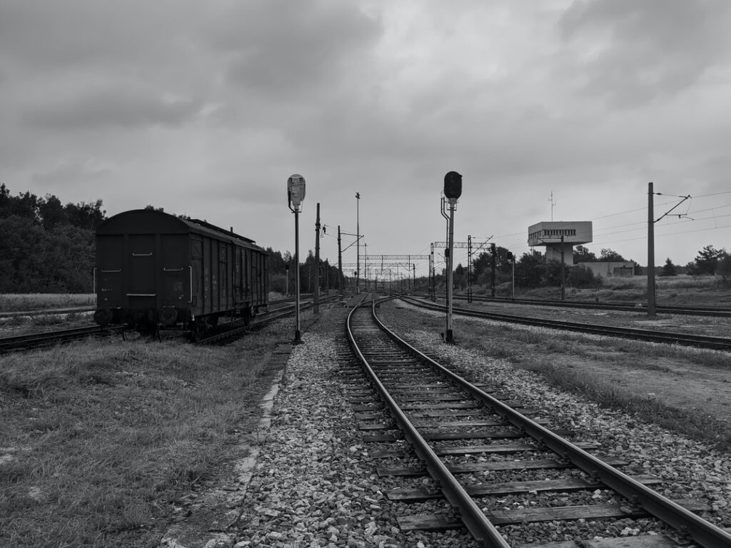 japanese horror stories - empty train tracks