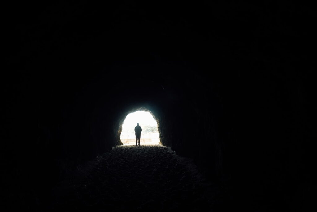 japanese horror stories - tunnel with strange man