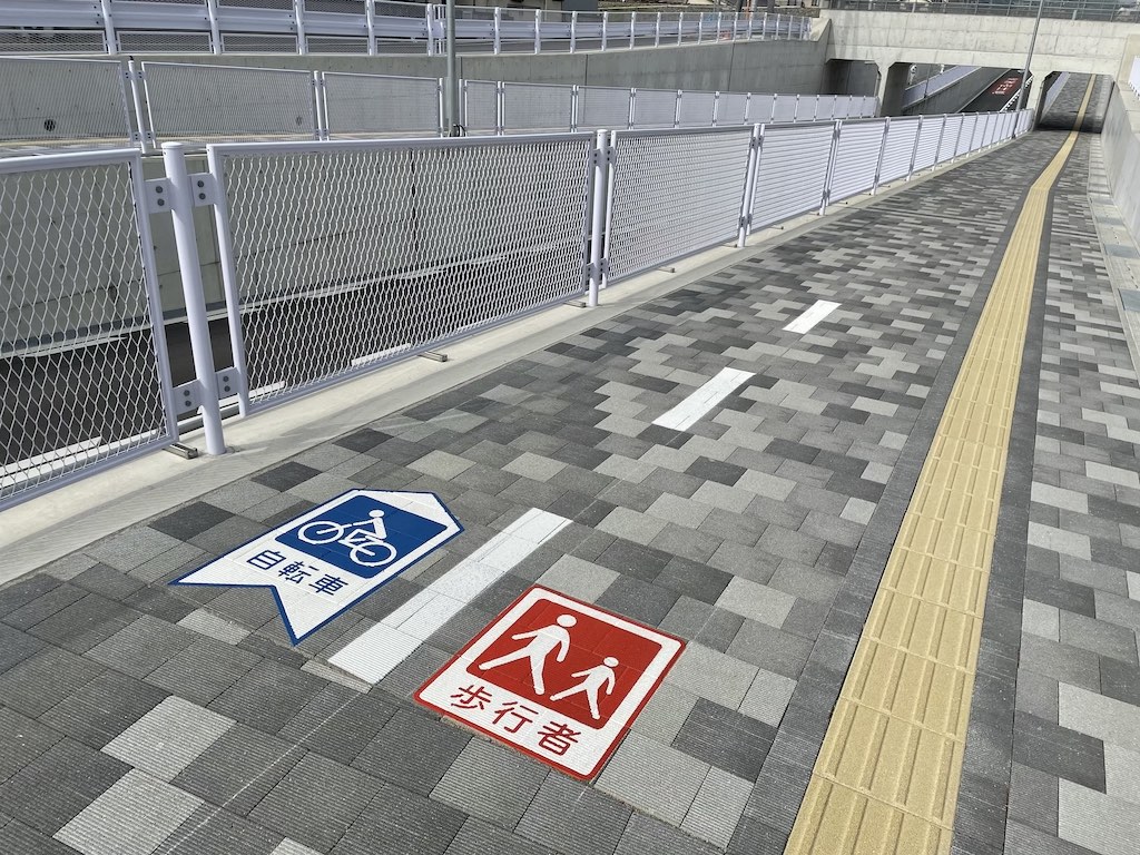 Cycling in Japan - bicycle designated path