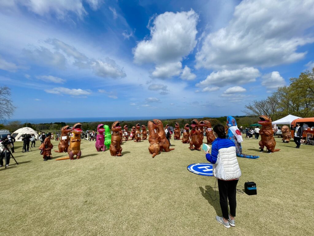 Dinosaur race in Japan - staff briefing the runners 