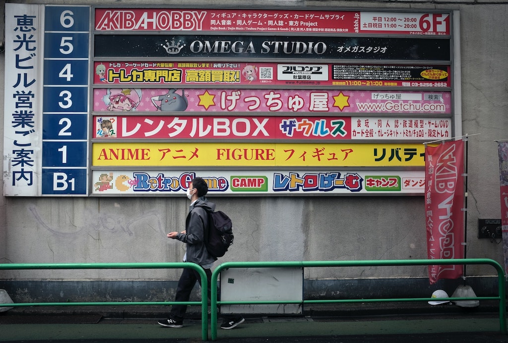 Travelling to Japan 2022- guy wearing a mask