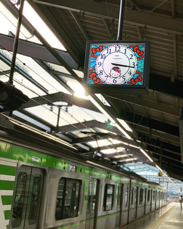 hello kitty train station - hello kitty clock