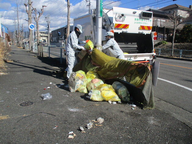 Garbage disposal in Japan - garbage truck