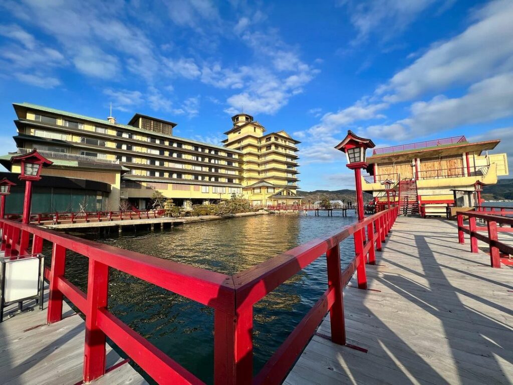 Sanin Hawai Onsen Bokoro - red bridge and ryokan exterior