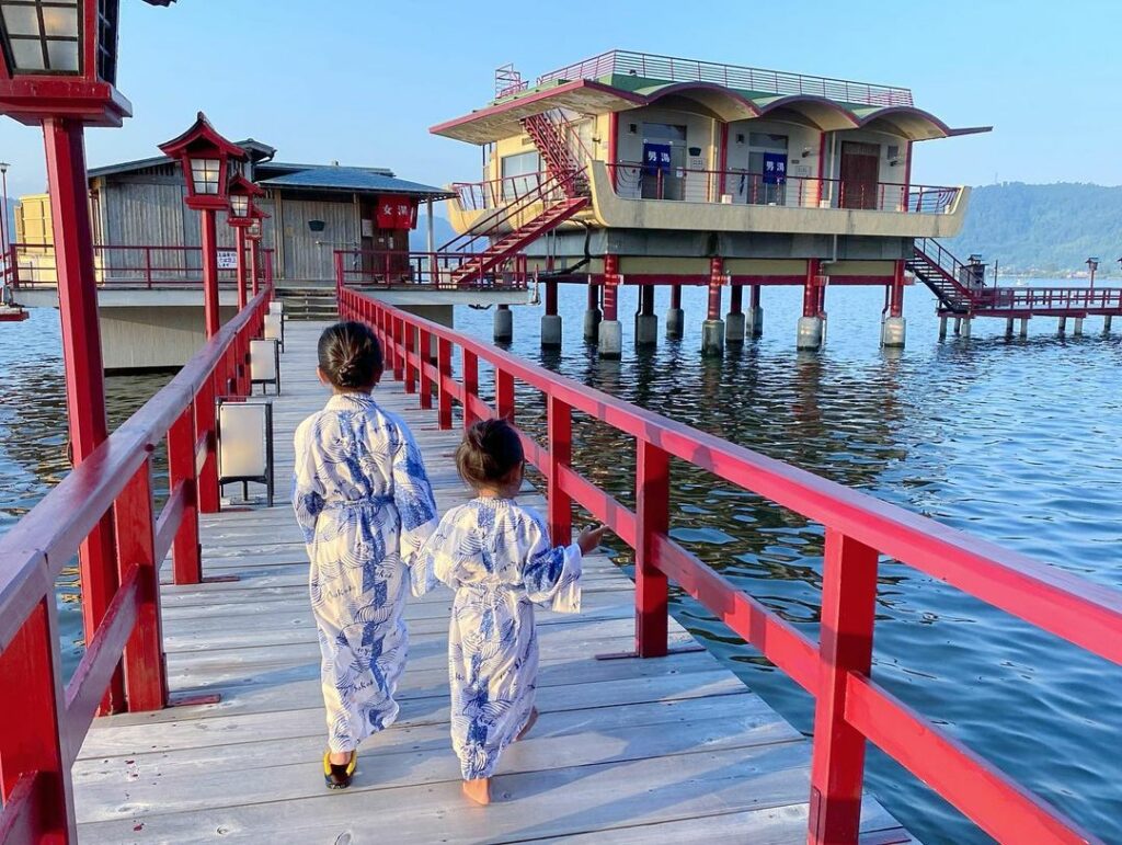 Sanin Hawai Onsen Bokoro - red bridge on lake togo