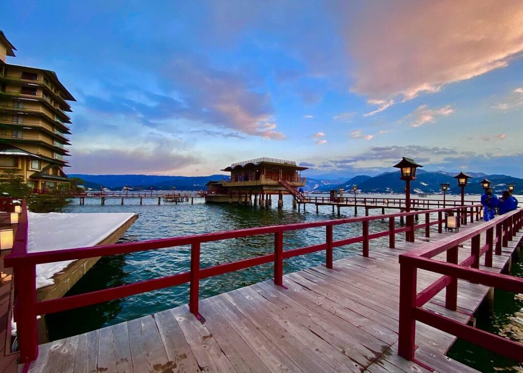 Sanin Hawai Onsen Bokoro - red bridge