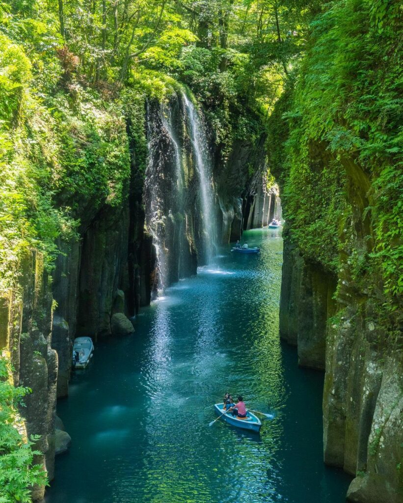 Takachiho Gorge - minai waterfalls and boats