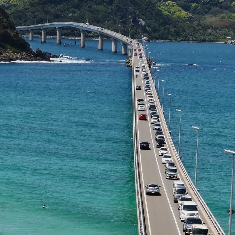 Tsunoshima Bridge - road curving around hato island