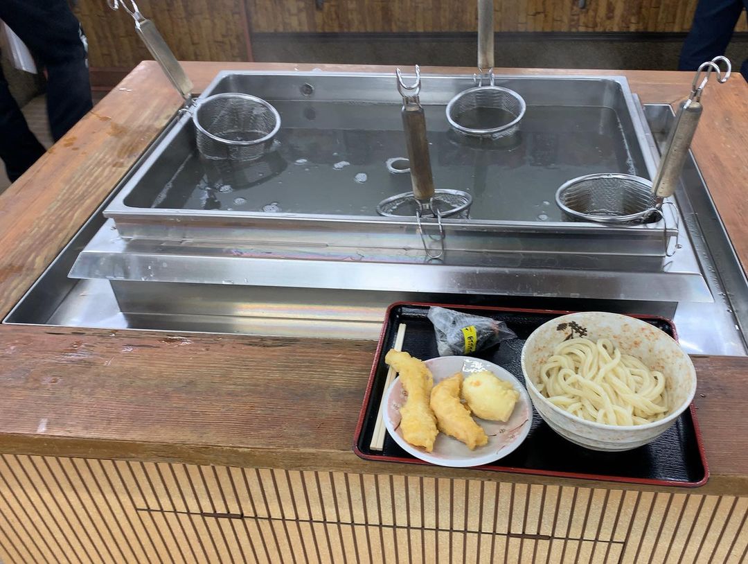 Meigen Udon - pot of boiling water