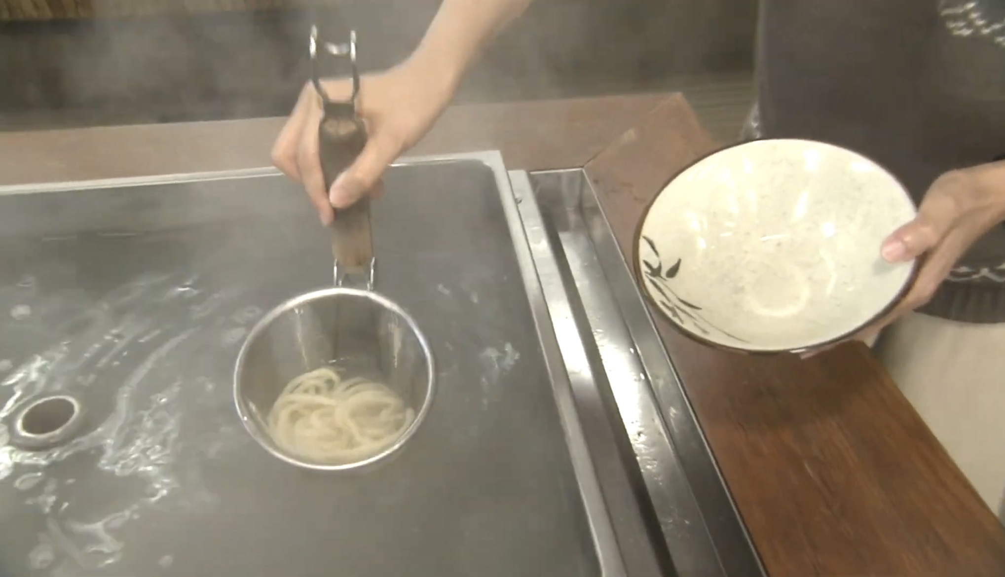 Meigen Udon - boiling the noodles
