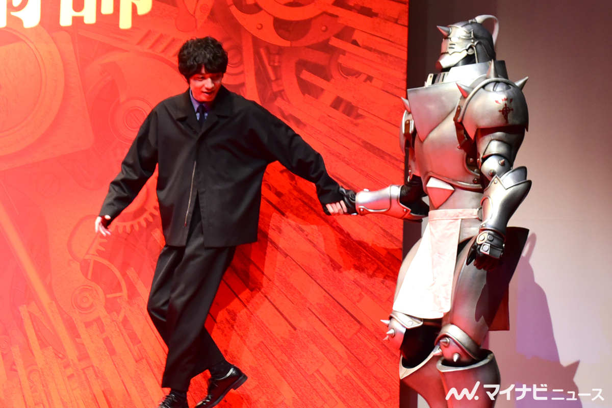Fullmetal Alchemist stage play - Hideto Majima holding hands with the life-sized model of Alphonse Elric