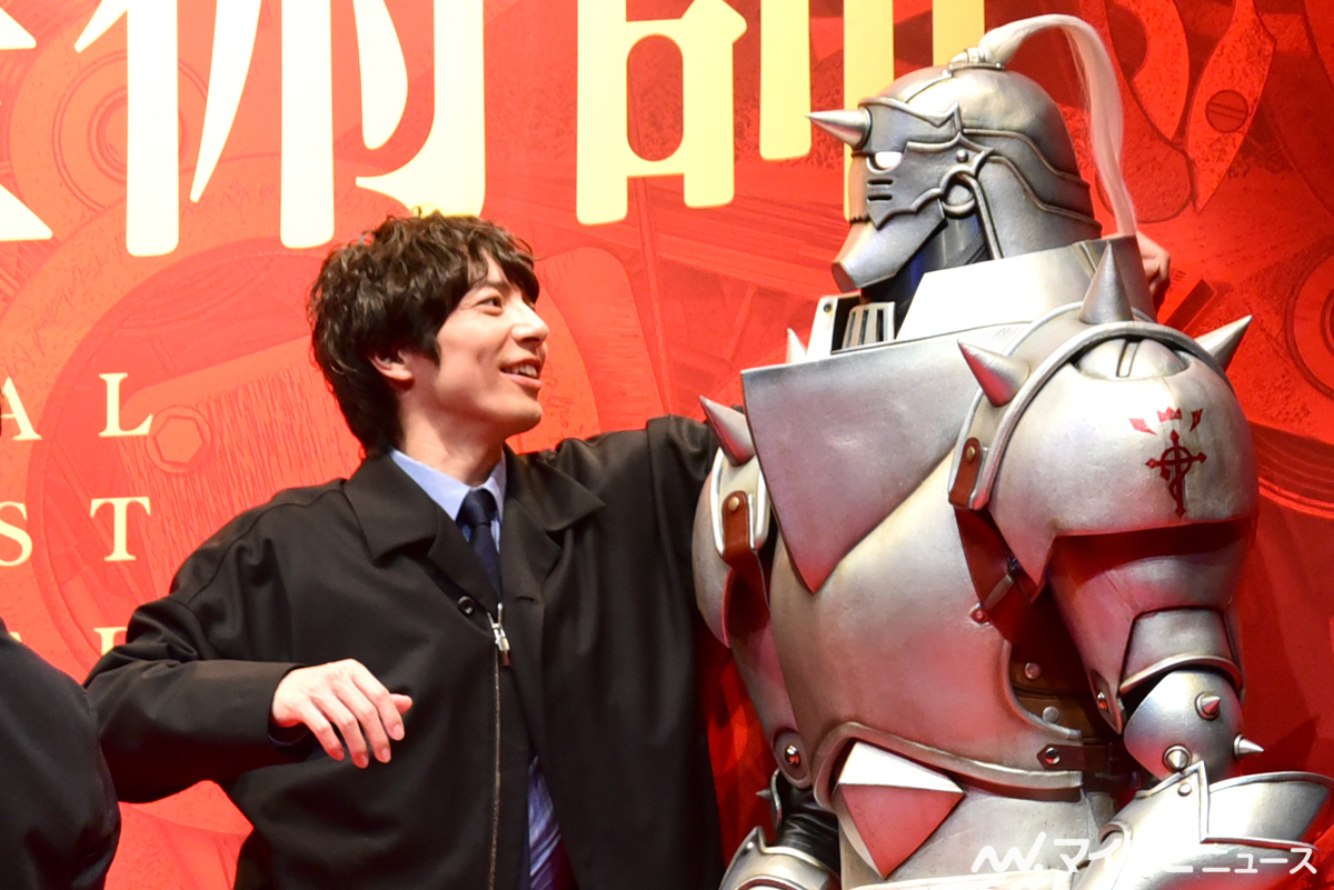 Fullmetal Alchemist stage play - Hideto Majima smiling at the life-sized model of Alphonse Elric