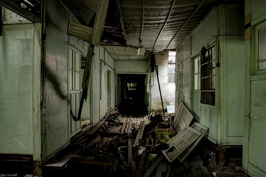 Abandoned places in Japan - hallway in Nichitsu Clinic